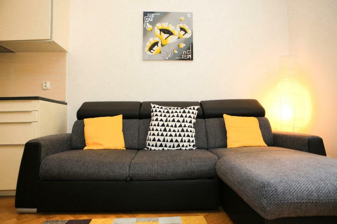 Yellow Apartment Few Steps From Metro Praga Exterior foto