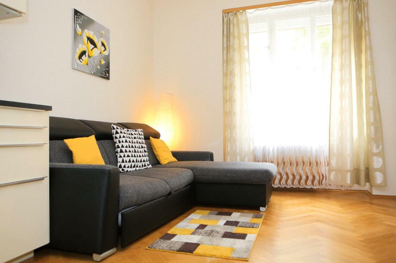 Yellow Apartment Few Steps From Metro Praga Exterior foto