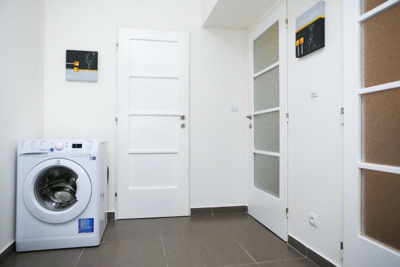 Yellow Apartment Few Steps From Metro Praga Exterior foto