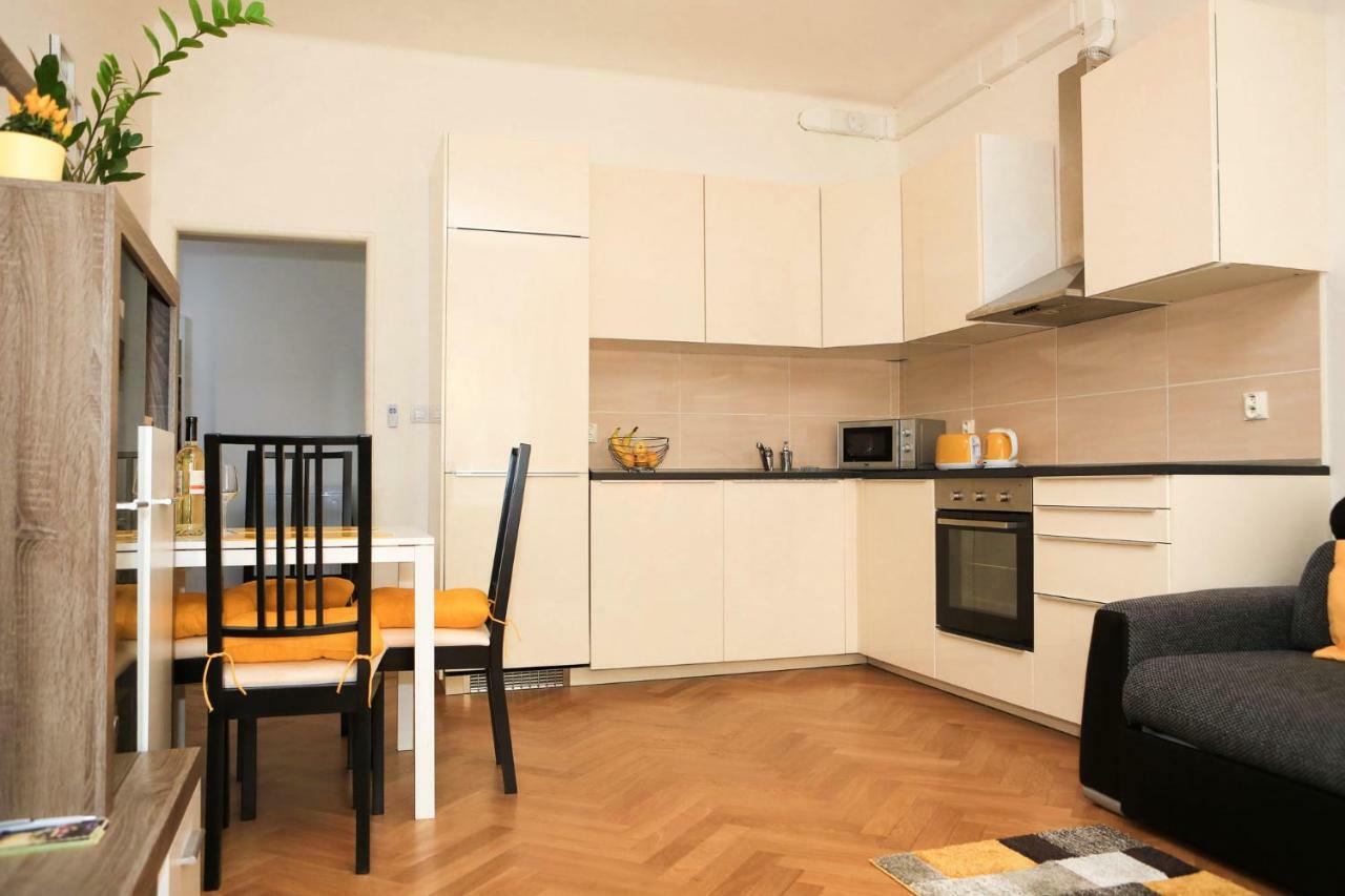 Yellow Apartment Few Steps From Metro Praga Exterior foto