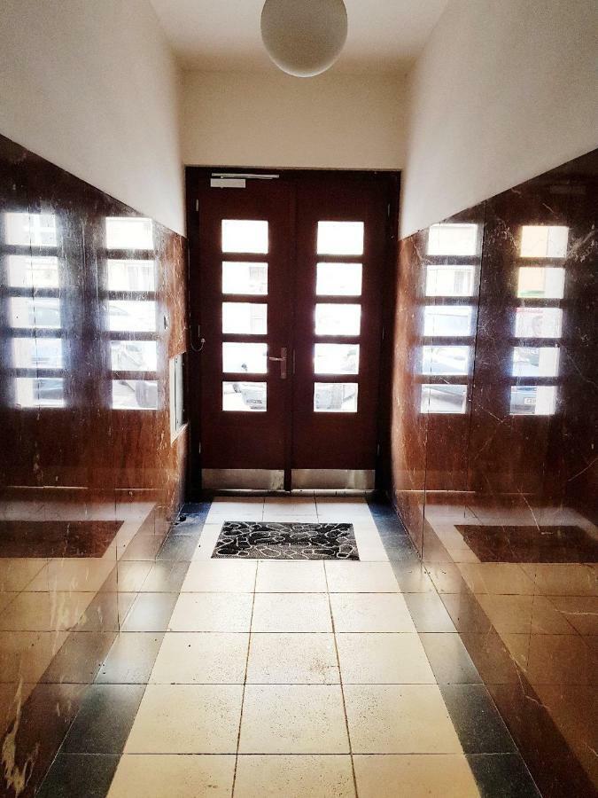 Yellow Apartment Few Steps From Metro Praga Exterior foto