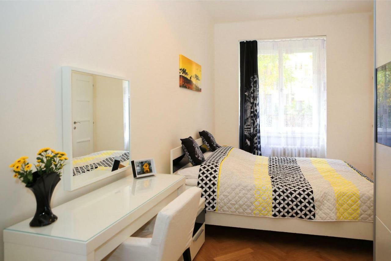 Yellow Apartment Few Steps From Metro Praga Exterior foto